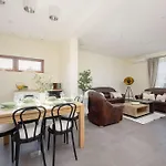 Przestronny Dom Z 3 Sypialniami W Doskonalej Lokalizacji W Poblizu Lotniska By Renters Feriehus Warszawa