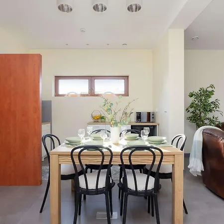 Feriehus Przestronny Dom Z 3 Sypialniami W Doskonalej Lokalizacji W Poblizu Lotniska By Noclegi Renters