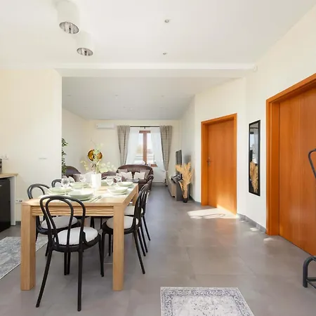 Vakantiehuis Przestronny Dom Z 3 Sypialniami W Doskonalej Lokalizacji W Poblizu Lotniska By Renters Warschau
