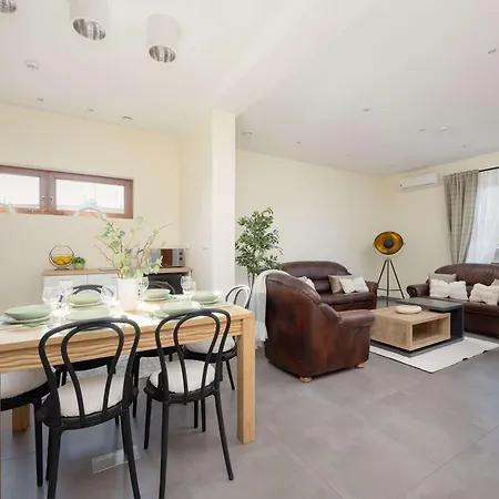 Przestronny Dom Z 3 Sypialniami W Doskonalej Lokalizacji W Poblizu Lotniska By Renters Vakantiehuis Warschau