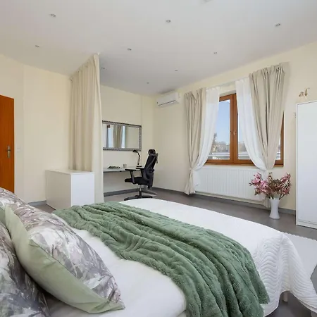 Przestronny Dom Z 3 Sypialniami W Doskonalej Lokalizacji W Poblizu Lotniska By Renters Vakantiehuis