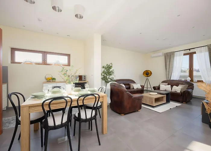 Przestronny Dom Z 3 Sypialniami W Doskonalej Lokalizacji W Poblizu Lotniska By Noclegi Renters Feriehus Warszawa