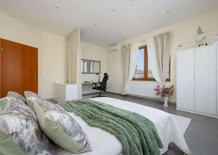 Przestronny Dom Z 3 Sypialniami W Doskonalej Lokalizacji W Poblizu Lotniska By Noclegi Renters Feriehus