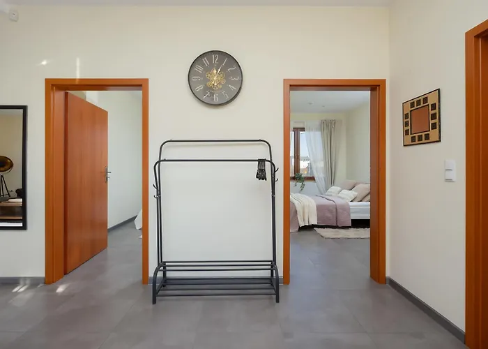 Przestronny Dom Z 3 Sypialniami W Doskonalej Lokalizacji W Poblizu Lotniska By Noclegi Renters * Warszawa