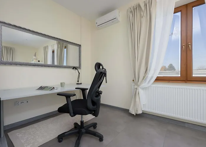 Przestronny Dom Z 3 Sypialniami W Doskonalej Lokalizacji W Poblizu Lotniska By Noclegi Renters Varsavia