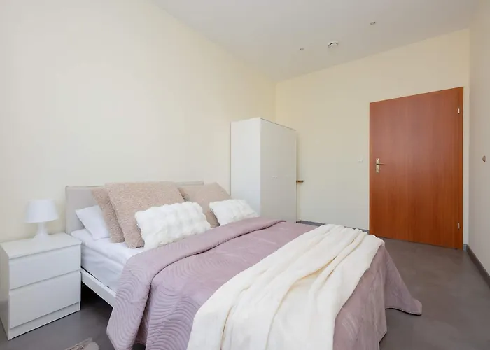 Przestronny Dom Z 3 Sypialniami W Doskonalej Lokalizacji W Poblizu Lotniska By Noclegi Renters