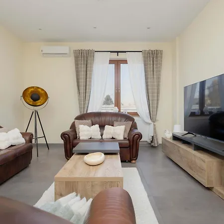 Przestronny Dom Z 3 Sypialniami W Doskonalej Lokalizacji W Poblizu Lotniska By Renters Varsó