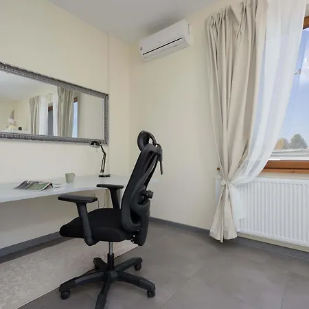 Przestronny Dom Z 3 Sypialniami W Doskonalej Lokalizacji W Poblizu Lotniska By Renters Warsaw