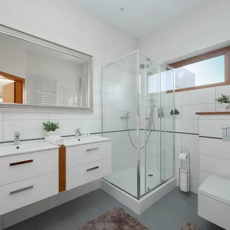Przestronny Dom Z 3 Sypialniami W Doskonalej Lokalizacji W Poblizu Lotniska By Renters Holiday home