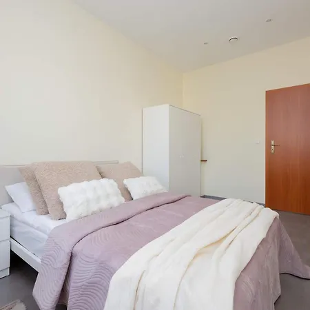 Przestronny Dom Z 3 Sypialniami W Doskonalej Lokalizacji W Poblizu Lotniska By Noclegi Renters